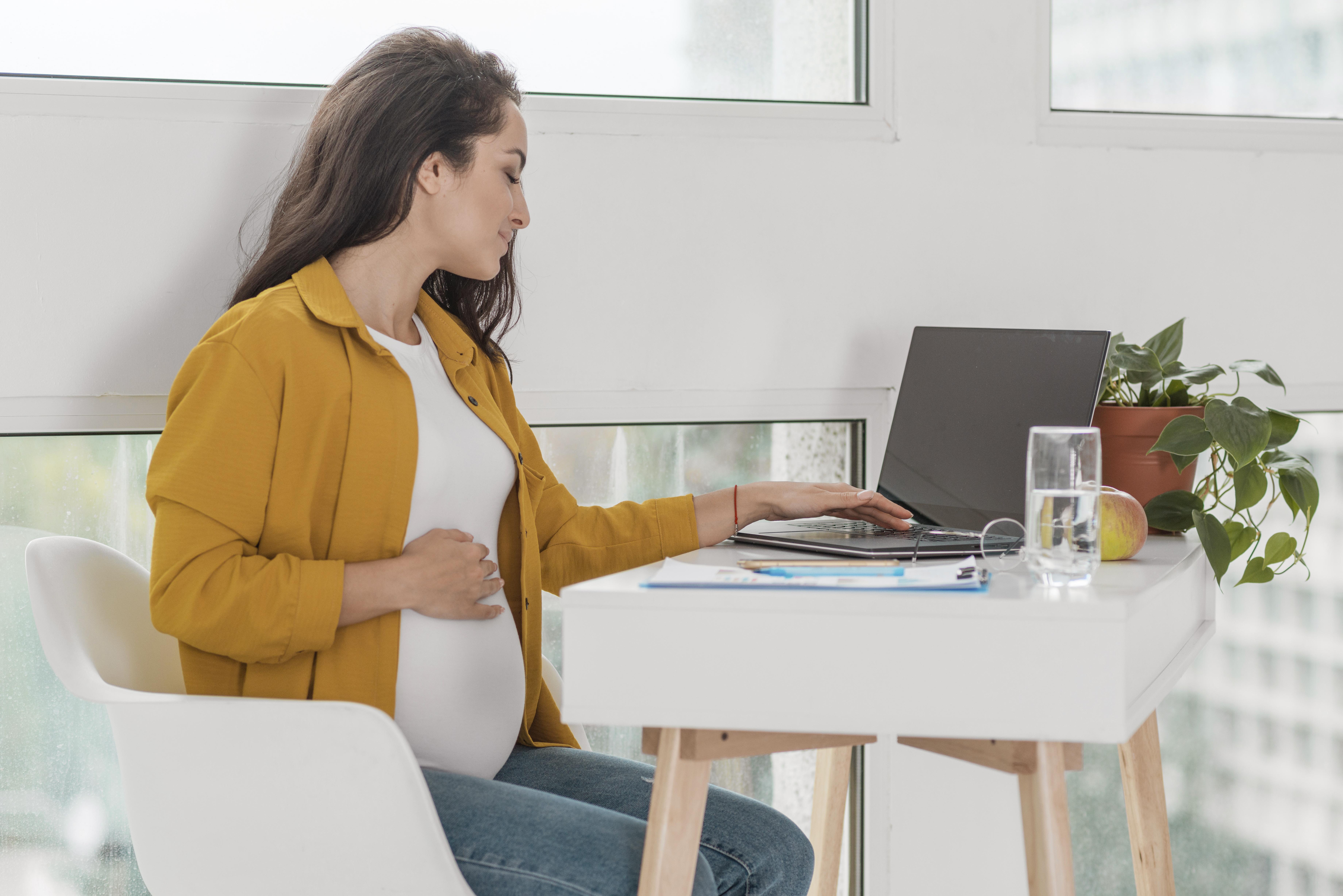 Durante el embarazo y la lactancia, las trabajadoras pueden enfrentar riesgos específicos en el lugar de trabajo que pueden afectar su salud y la de su bebé.